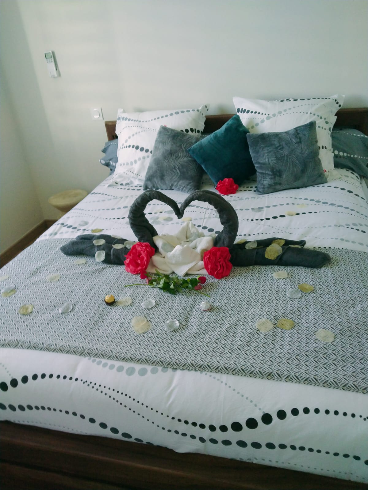 Lit decoré avec des cygnes en serviettes (autre angle)